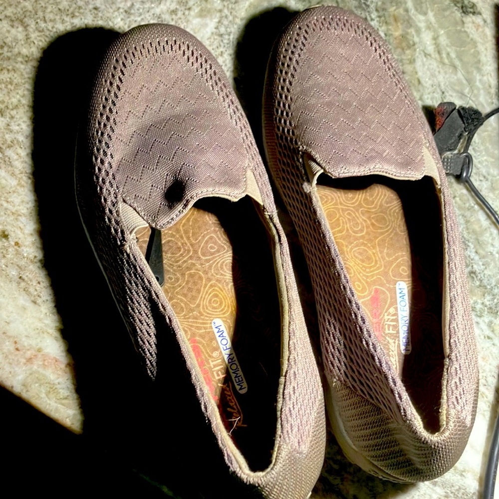 Sketchers memory foam size 9.5 only worn once . Very comfortable